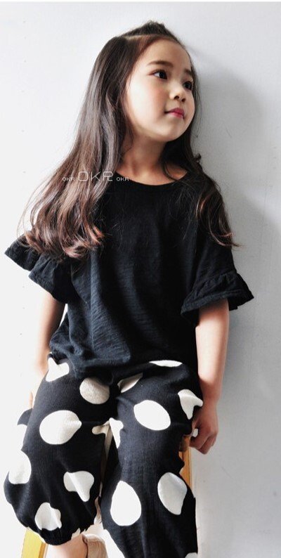 おしゃれキッズ必見！黒フレアスリーブ×ポルカドットパンツの最強セットアップ